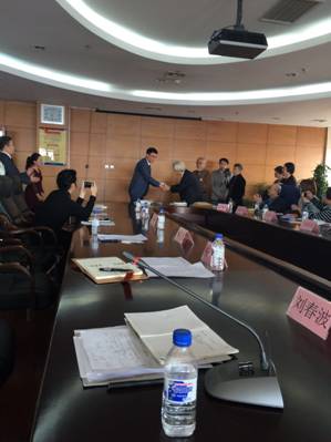 开班仪式杨校长接受赠书